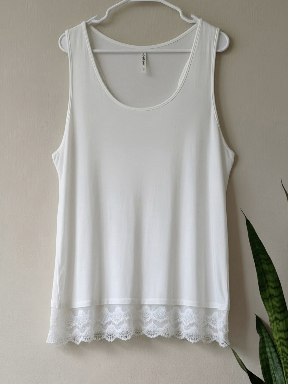 Emerald White Sleeveless Lace-Hem Camisole